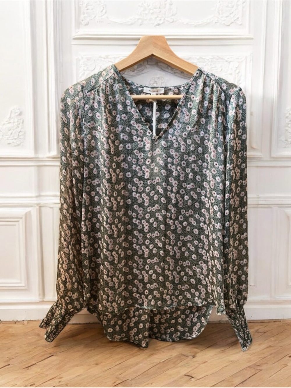 Size Small BNWT Green Romantic Sheer Relaxed V Neck Blouse Floral Pattern Small